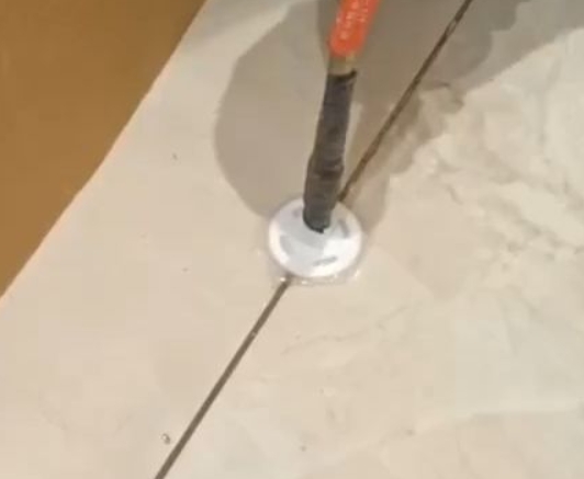 敦化瓷砖空鼓维修公司专业解答瓷砖在铺贴过程中，如果没有涂抹均匀到位的粘结材料（如水泥砂浆或瓷砖胶），可能会导致以下问题